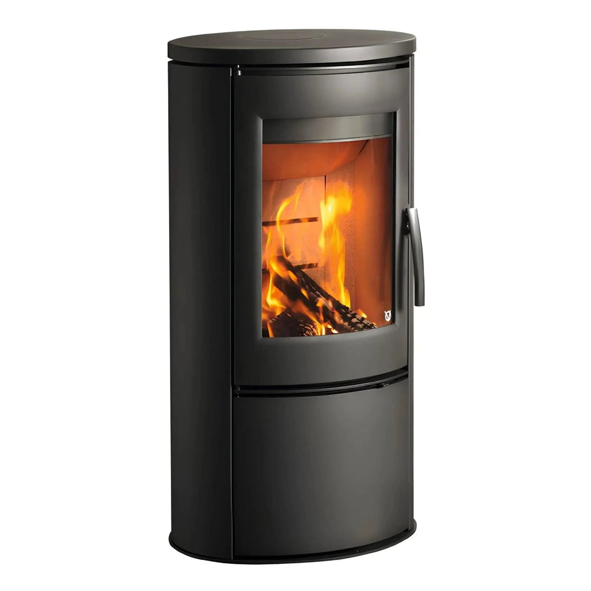 Kaminofen Varde Ovne Shape 2 Air 5 kW – Kaminofen mit Feuer in schräger Vorderansicht auf Weiß