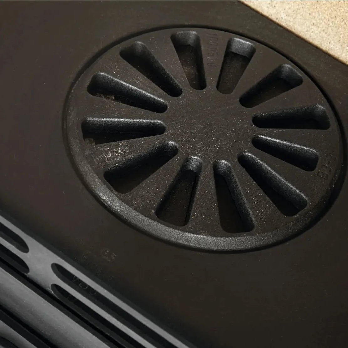 Kaminofen Varde Ovne Thurö 13 | 6 kW – Detail des runden Brennraumrosts