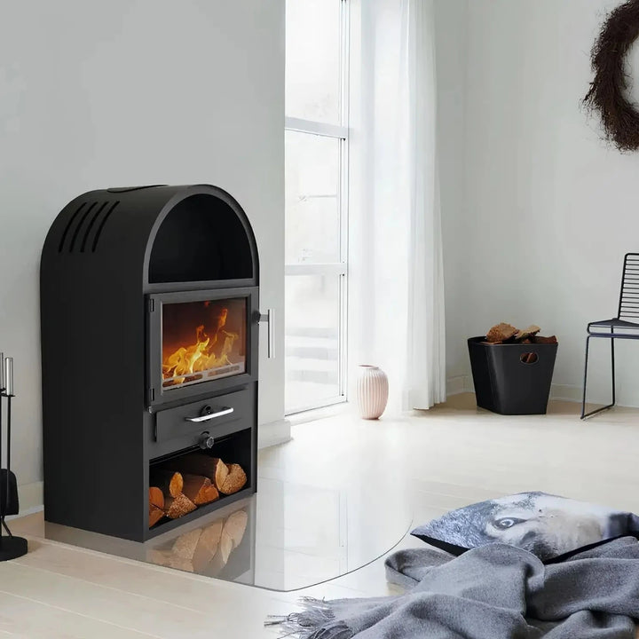 Kaminofen Varde Ovne Thurö 13 | 6 kW – Kaminofen mit Feuer und Holzfach im hellen Wohnraum