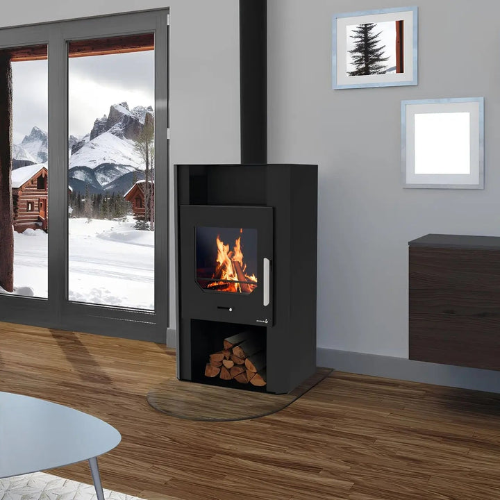 Kaminofen Wamsler Cube Stahl | 6 kW – Schwarzer Kaminofen mit Rauchrohr neben Fenstern mit Bergblick