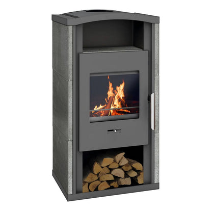 Kaminofen Wamsler Gron | 6 kW – Kaminofen mit Feuer und Holzfach in schräger Vorderansicht auf Weiß