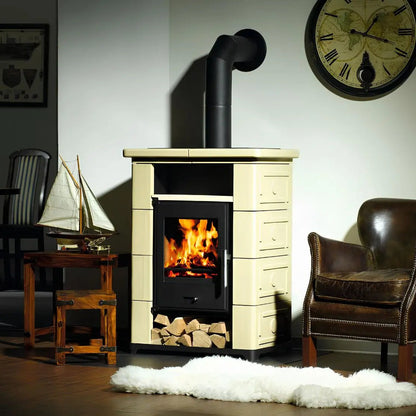 Kaminofen Wamsler Montafon | 7 kW – Cremefarbener Kaminofen mit Feuer und Rauchrohr im Wohnraum