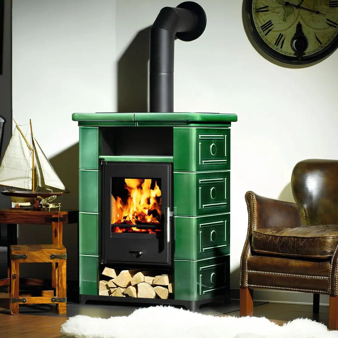 Kaminofen Wamsler Montafon | 7 kW – Grüner Kaminofen mit Feuer und Rauchrohr im Wohnraum