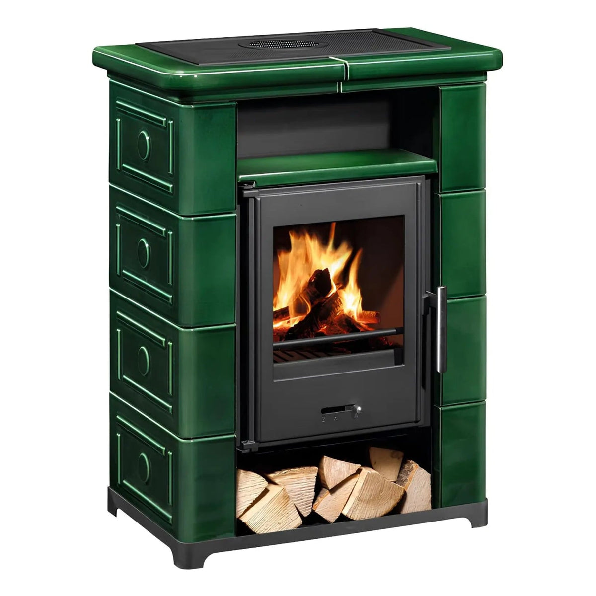 Kaminofen Wamsler Montafon | 7 kW – Kaminofen mit Feuer und Holzfach in schräger Vorderansicht auf Weiß