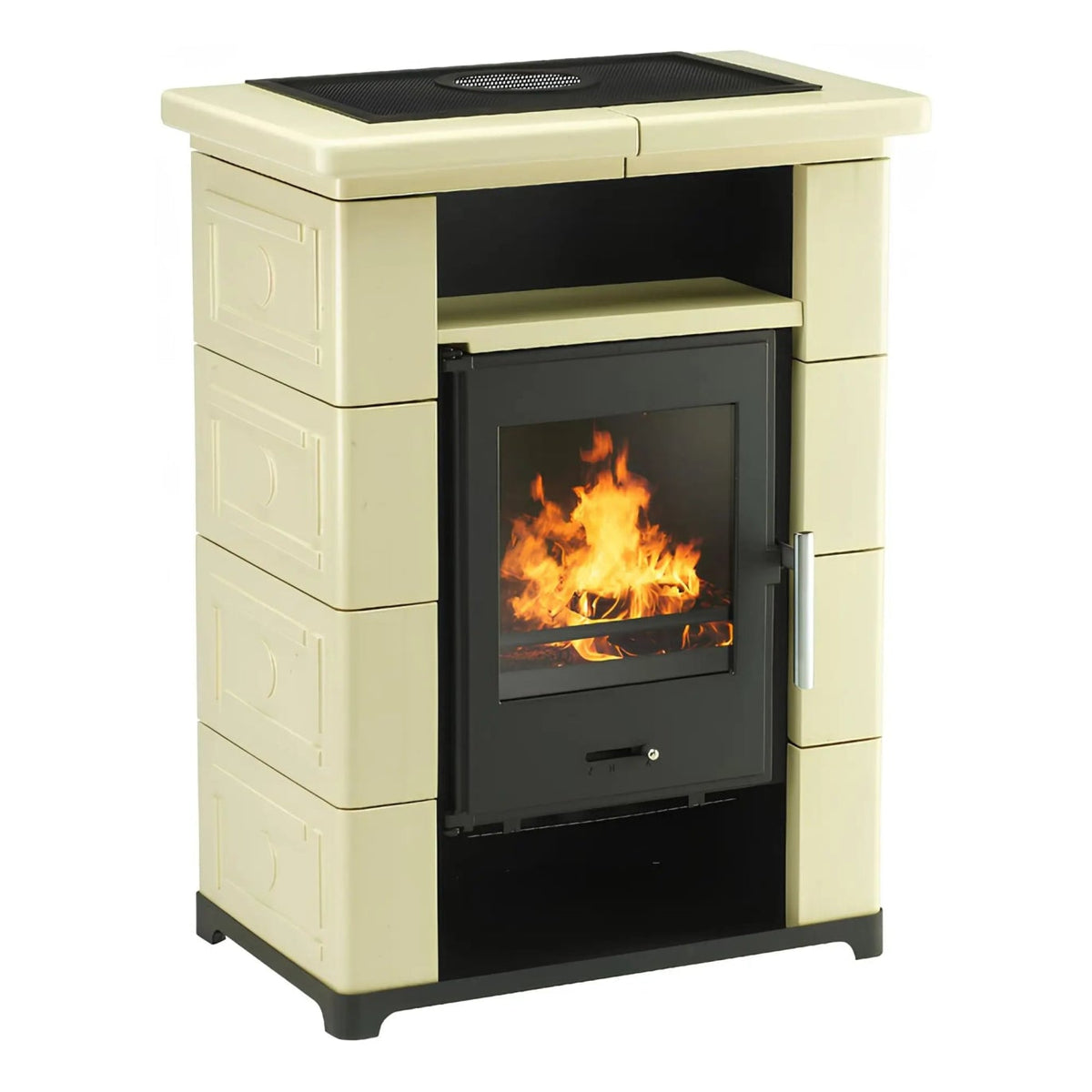 Kaminofen Wamsler Montafon | 7 kW – Kaminofen mit Feuer und Holzfach in schräger Vorderansicht auf Weiß