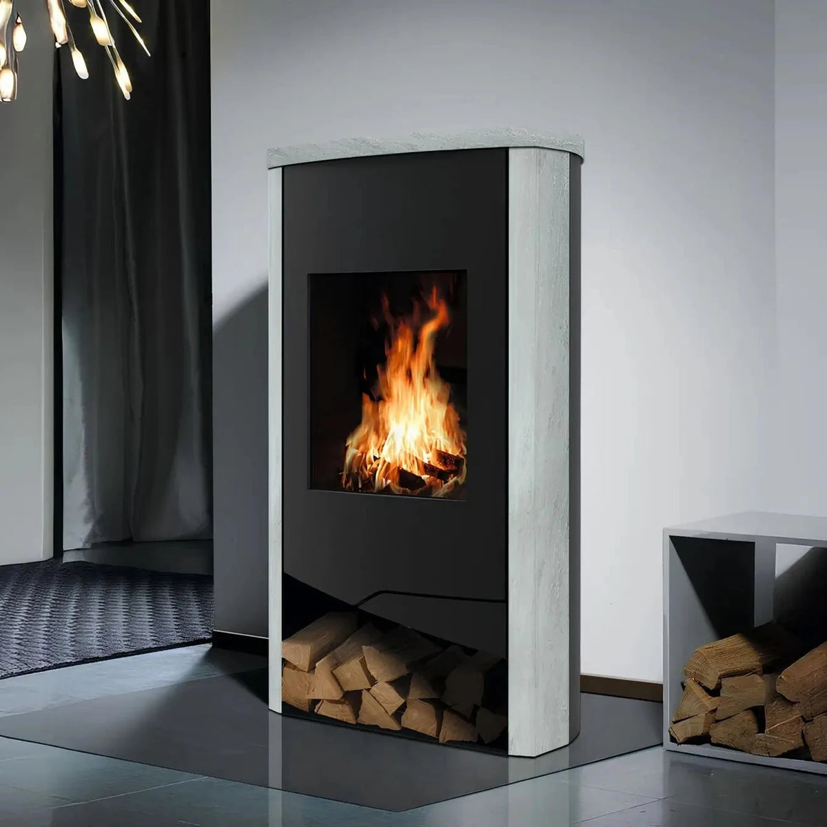 Kaminofen Wamsler N-Line Nevada | 5 kW – Kaminofen mit hellgrauen Seiten neben einer Holzablage im Wohnraum