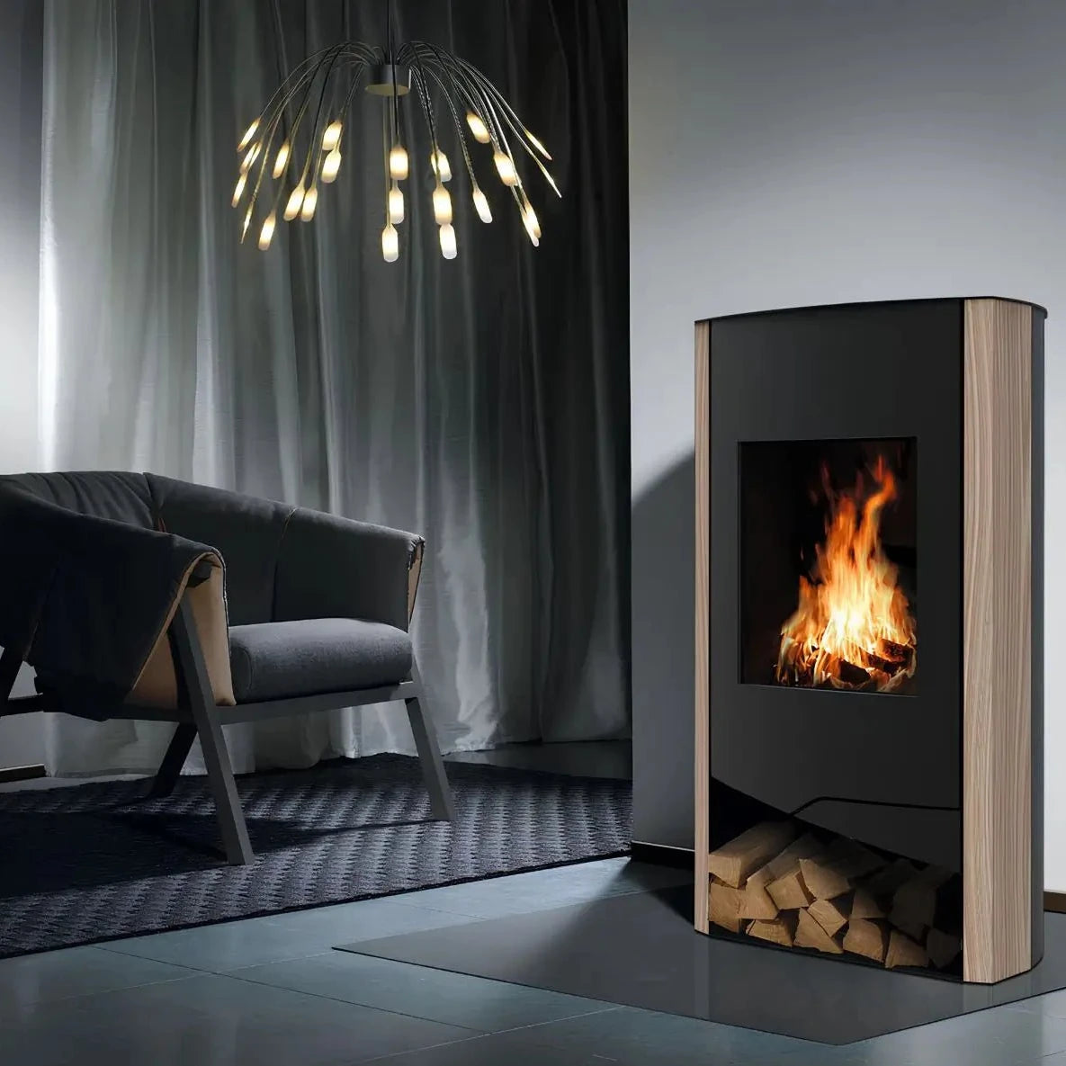 Kaminofen Wamsler N-Line Sandstein | 5 kW – Kaminofen mit sandfarbenen Steinseiten im Wohnraum neben einem Sofa