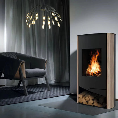 Kaminofen Wamsler N-Line Sandstein | 5 kW – Kaminofen mit sandfarbenen Steinseiten im Wohnraum neben einem Sofa