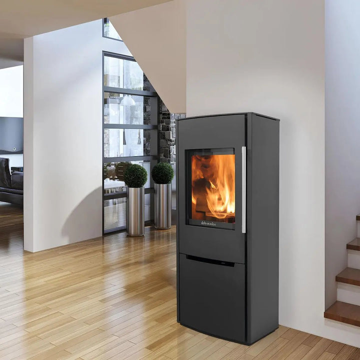 Kaminofen Wamsler Pylon 3G | 6,2 kW – Schwarzer Kaminofen mit Seitenverglasung neben einer Treppe