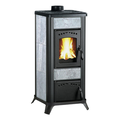 Kaminofen Wamsler Romantik II | 7,5 kW – Schrägansicht mit heller Verkleidung und Kochplatte
