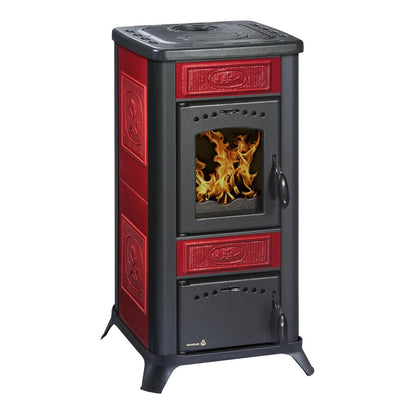 Kaminofen Wamsler Romantik II | 7,5 kW – Schrägansicht mit roter Verkleidung und Kochplatte