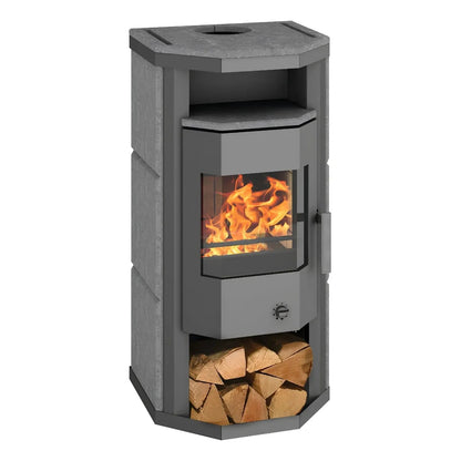 Dauerbrandofen Wamsler Thyra DB mit Automatik | 6 kW – Kaminofen mit Feuer und Holzfach in schräger Vorderansicht auf Weiß