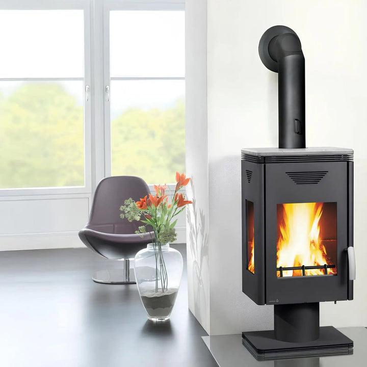 Kaminofen Wamsler Trion | 8 kW – Kaminofen auf Sockelfuß mit Rauchrohr im hellen Wohnraum
