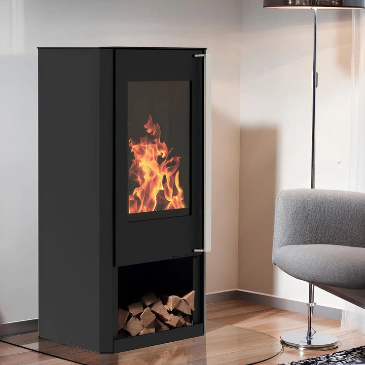 Kaminofen Wamsler Turon Stahl | 8 kW – Schwarzer Kaminofen mit Feuer und Holzfach neben einem Sessel