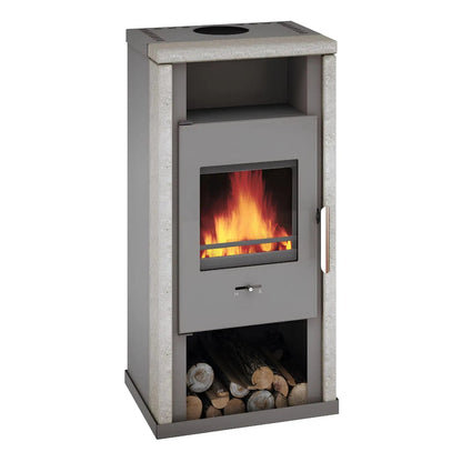 Kaminofen Wamsler Yuna Naturstein | 6 kW – Kaminofen mit Feuer und Holzfach in schräger Vorderansicht auf Weiß