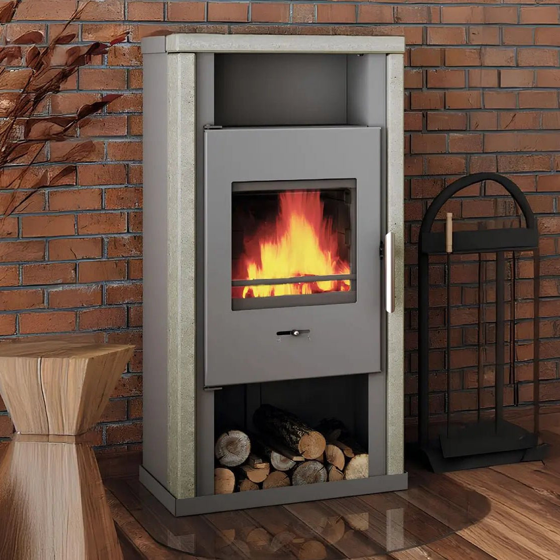 Kaminofen Wamsler Yuna Naturstein | 6 kW – Kaminofen mit Feuer und Holzfach vor einer Ziegelwand