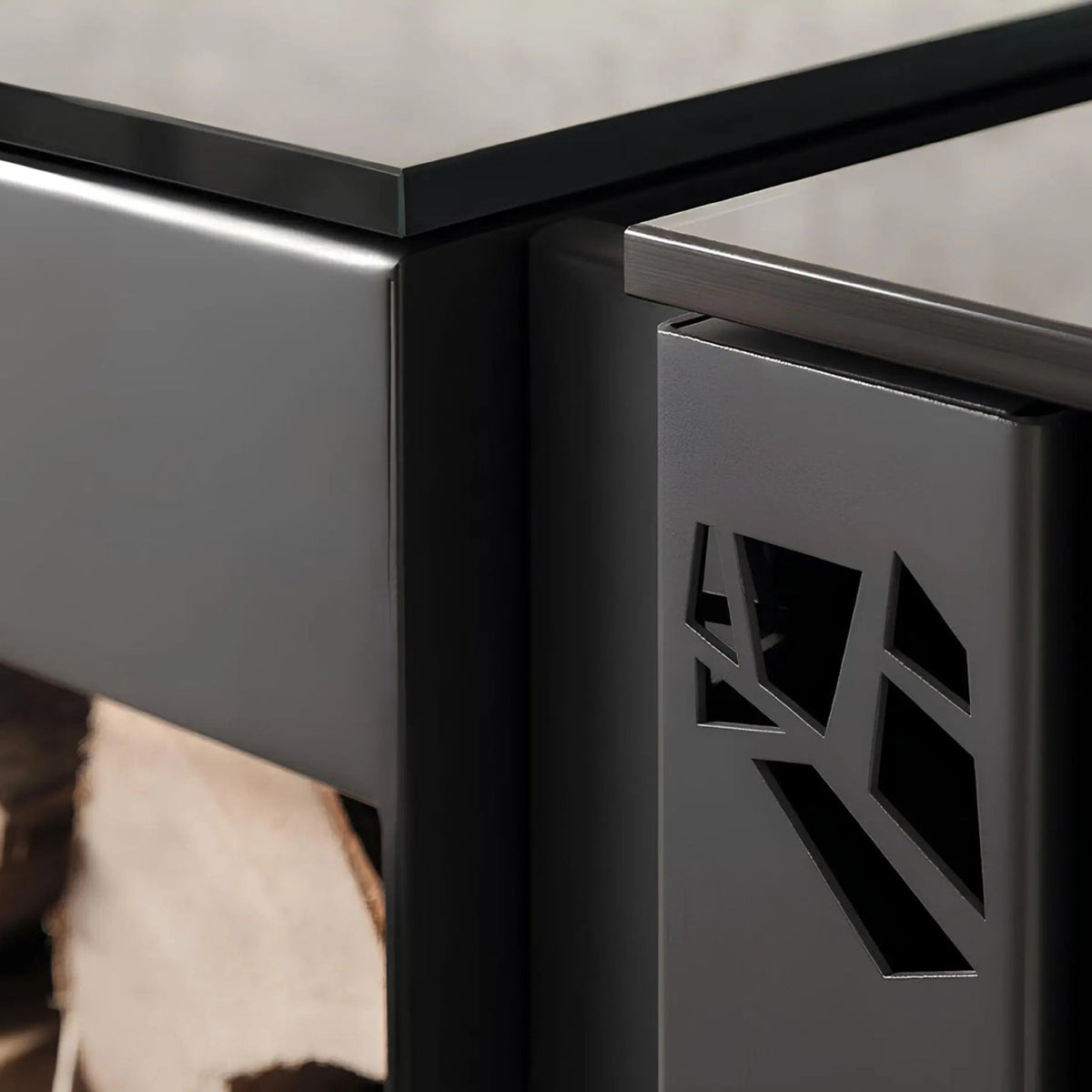 Kaminofen Wodtke Club 11 | 5 kW – Detail von Glasoberkante und seitlicher Metallabdeckung