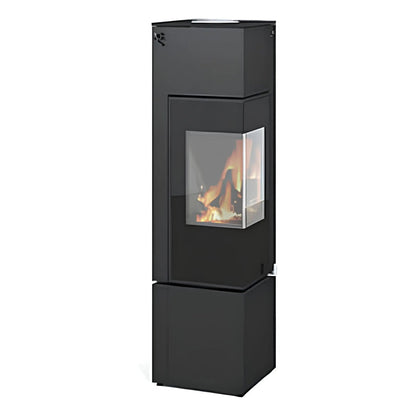 Kaminofen Wodtke Club 11 | 5 kW – Eckiger Kaminofen mit Feuer hinter mehreren Sichtscheiben