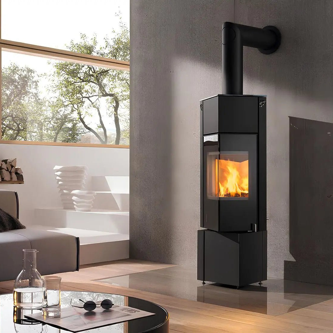 Kaminofen Wodtke Club 11 | 5 kW – Eckiger Kaminofen neben Sofa und großen Fenstern