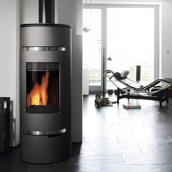 Kaminofen Wodtke Dance | 7 kW – Runder Kaminofen mit Rauchrohr im hellen Wohnraum