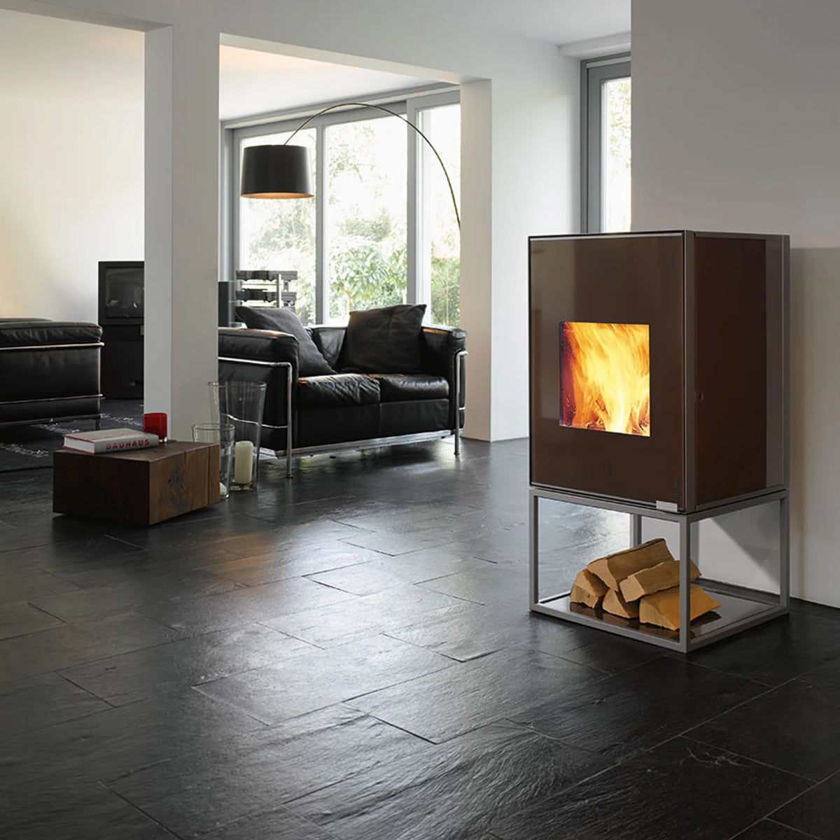 Kaminofen Wodtke Hot Box 2000 in nouga mit Konsole Flo im Wohnraum