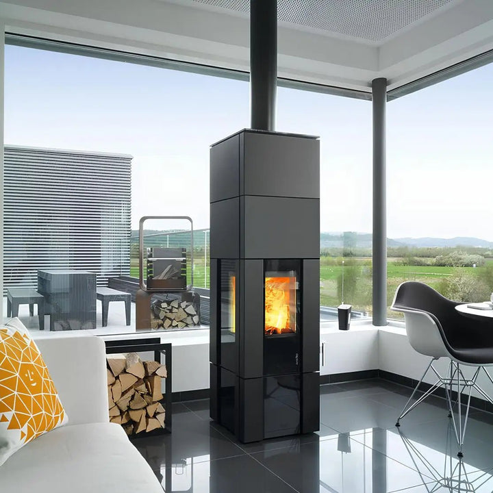 Kaminofen Wodtke New Look FS12 | 6 kW – Kaminofen mit Feuer vor der Fensterfront eines Wohnraums