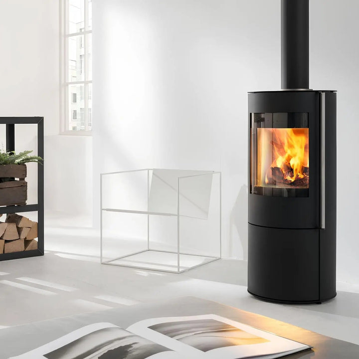 Kaminofen Wodtke Porto | 5 kW – Runder Kaminofen mit Feuer im hellen Wohnraum