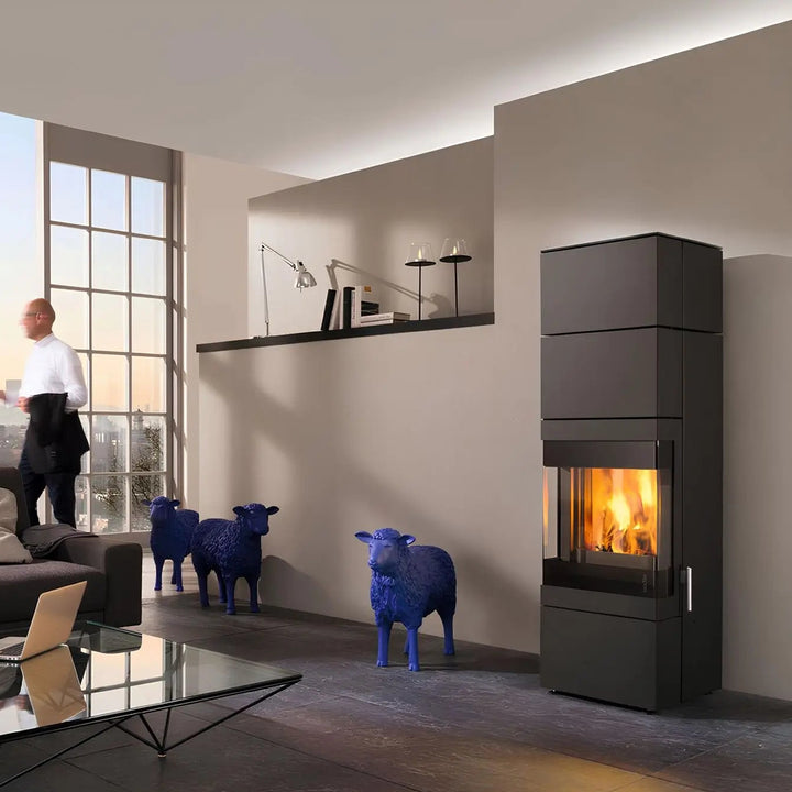 Kaminofen Wodtke Stage FS14 | 6 kW – Hoher Kaminofen mit dreiseitiger Sichtscheibe in einem Wohnraum