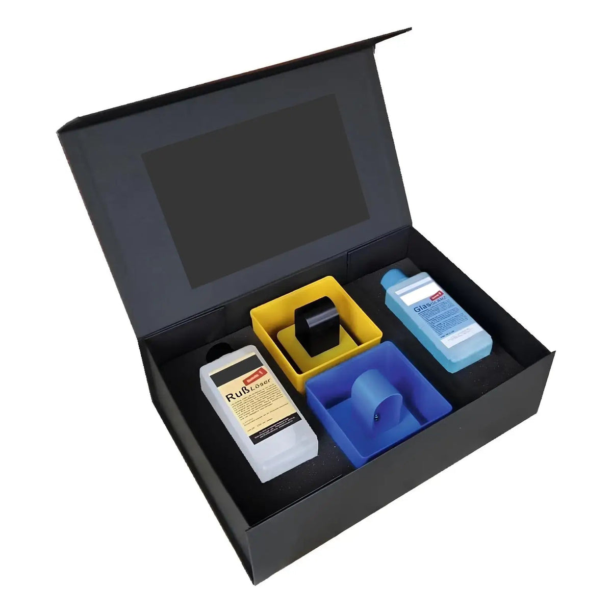 Kaminscheiben Präsent-BOX kompakt – Geöffnete schwarze Geschenkbox mit Reinigungsflaschen und Handwischern