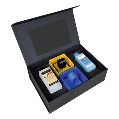 Kaminscheiben Präsent-BOX kompakt – Geöffnete schwarze Geschenkbox mit Reinigungsflaschen und Handwischern