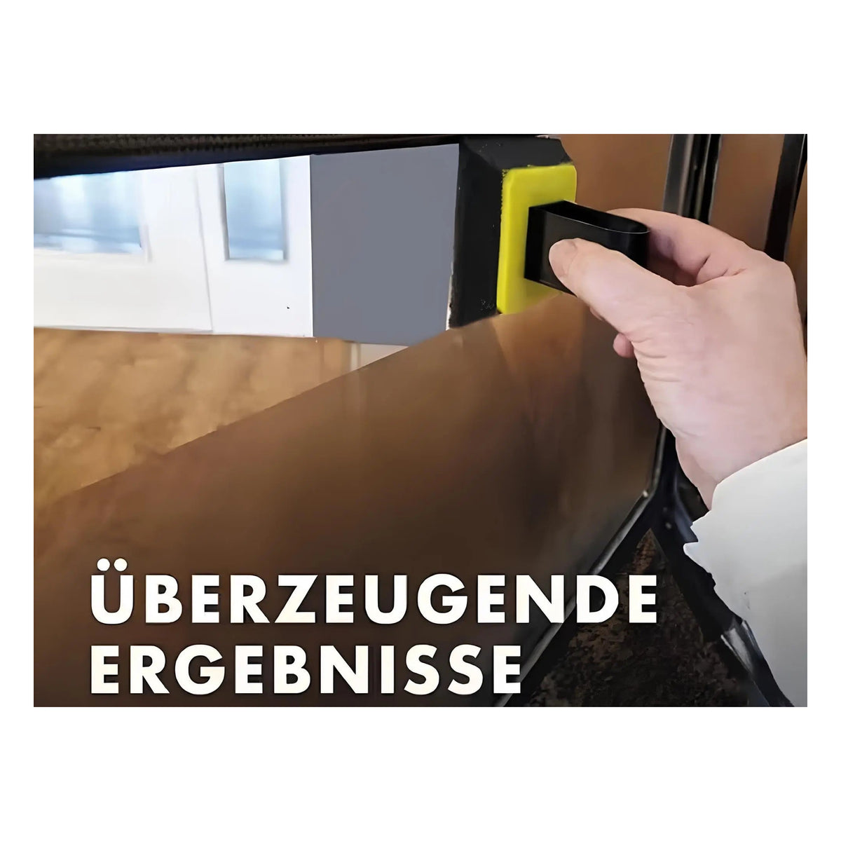 Kaminscheiben Präsent-BOX kompakt – Reinigung einer Kaminscheibe mit gelbem Handwischer