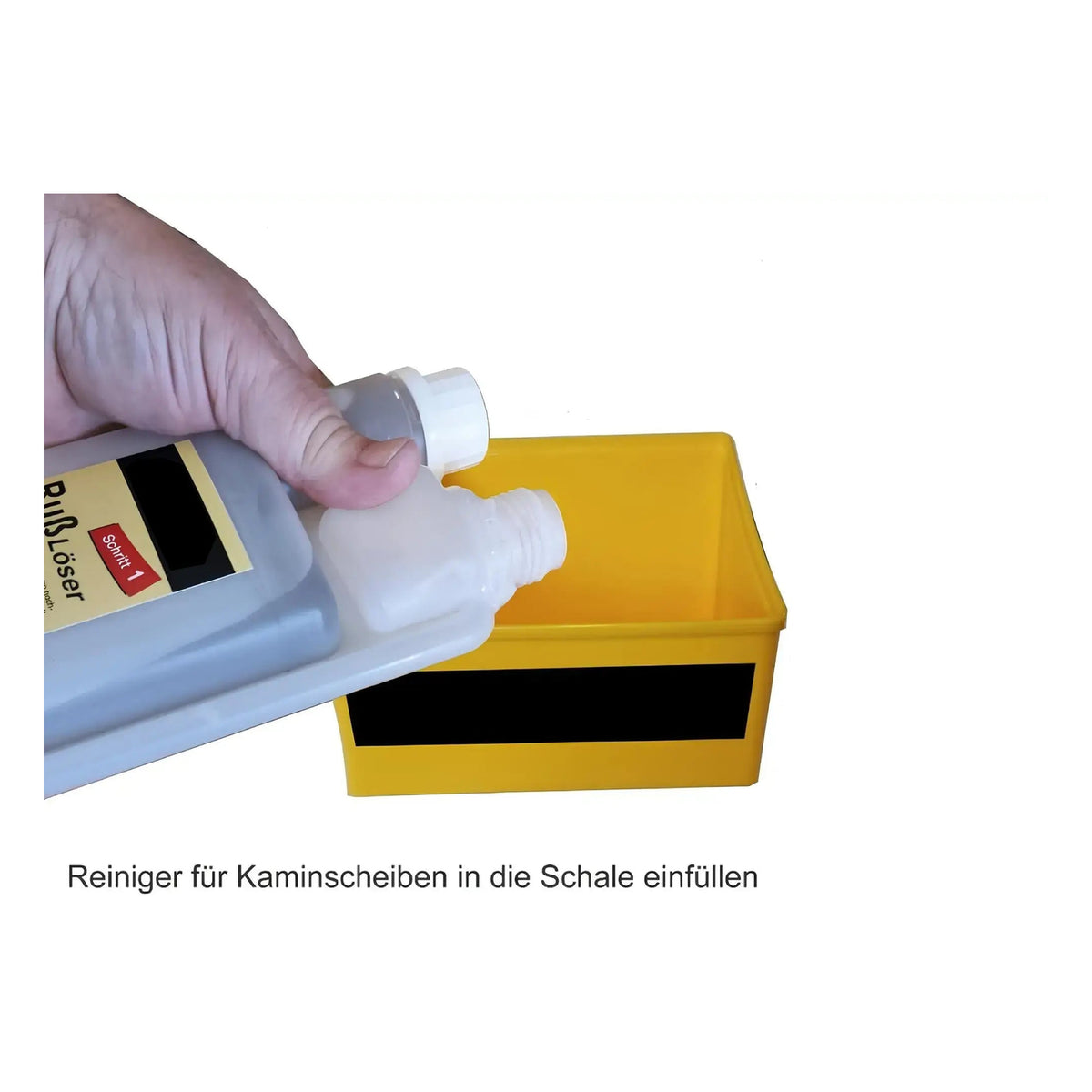 Kaminscheiben PROBIER-SET – Reinigungsflüssigkeit wird in eine gelbe Schale gegossen