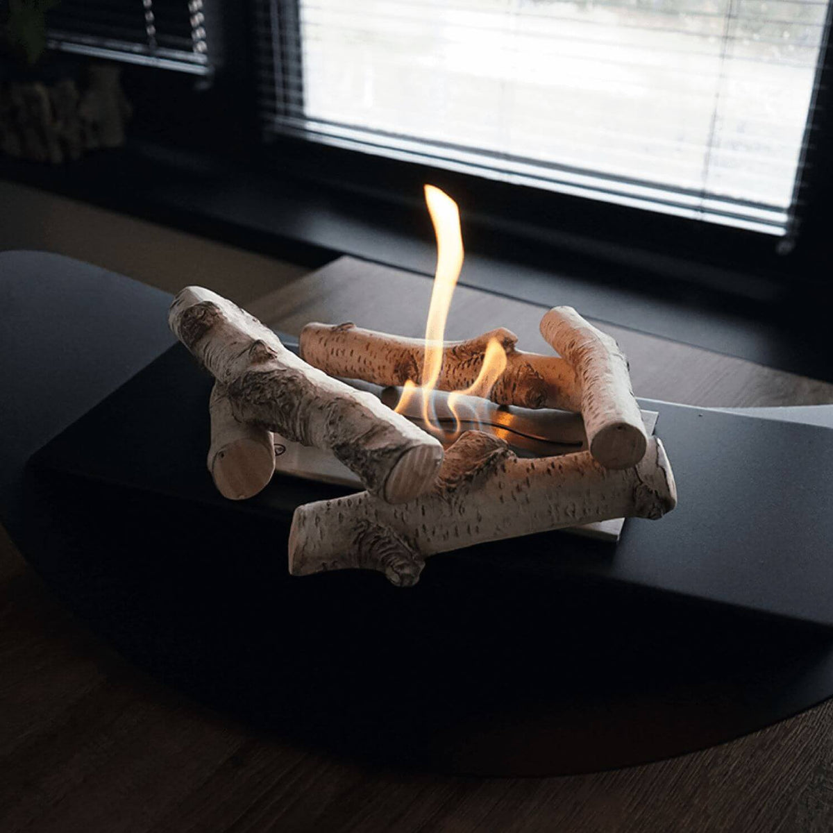 Keramische Holzscheite für Ethanol Kamin Set 2 – Keramische Holzscheite auf einem brennenden Tischkamin