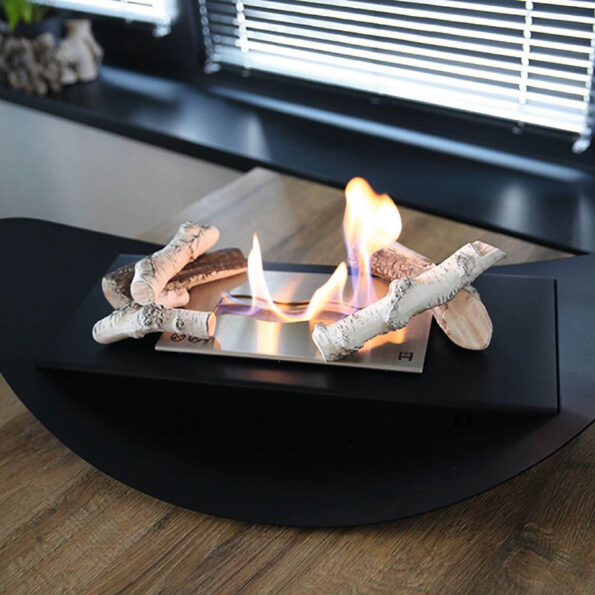 Keramische Holzscheite für Ethanol Kamin Set 4 – Keramische Holzscheite auf einem brennenden Tischkamin
