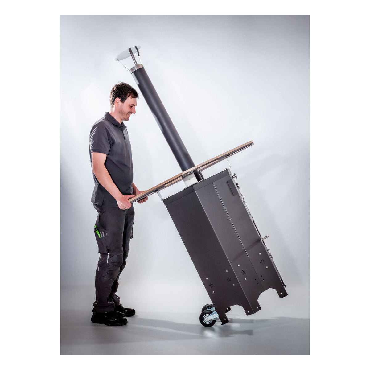 Outdoor-Ofen Stehtisch aus Edelstahl Ø 120 cm mit Sichtfenster – Transport des gekippten Outdoor-Ofens