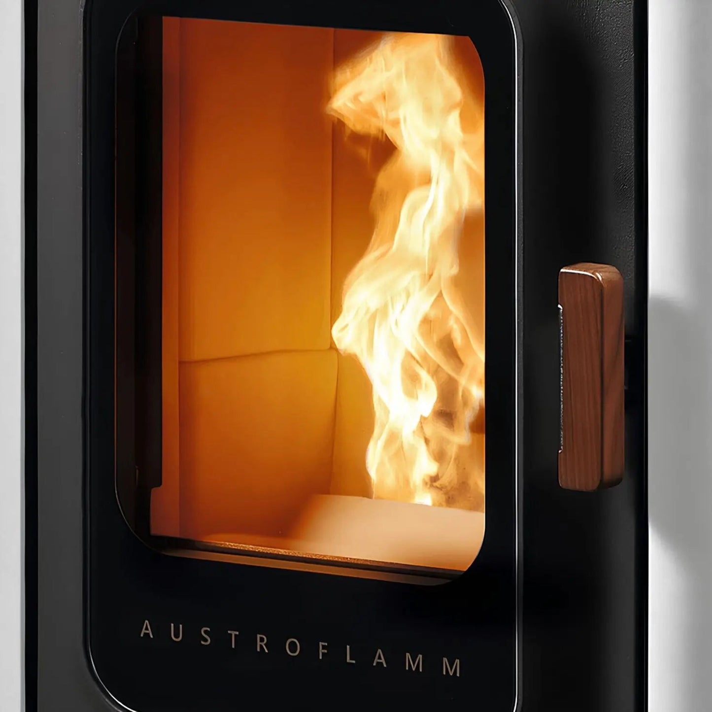 Austroflamm Ruby Pelletofen mit weißer Keramikverkleidung