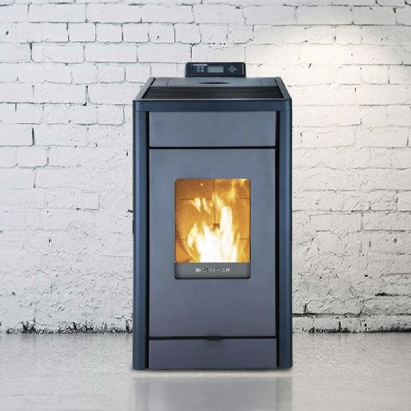 Pelletofen SCHENGER HP07 | 8 kW – Dunkler Pelletofen mit Feuer vor einer weißen Backsteinwand