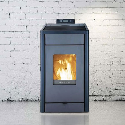Pelletofen SCHENGER HP07 | 8 kW – Dunkler Pelletofen mit Feuer vor einer weißen Backsteinwand
