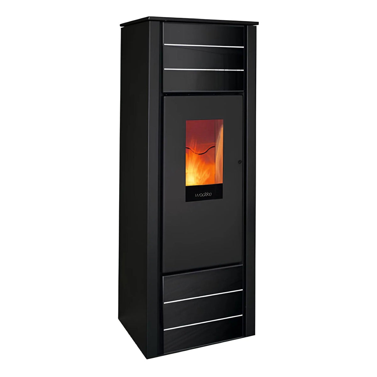 Pelletofen Wodtke family.nrg air+ | 6/8 kW – Schwarzer Pelletofen mit waagerechten Zierleisten in schräger Ansicht