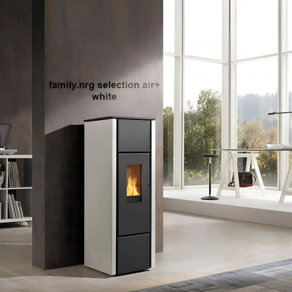 Pelletofen Wodtke family.nrg selection air+ | 6/8 kW – Pelletofen mit hellen Seiten neben einem hohen Fenster im Wohnraum