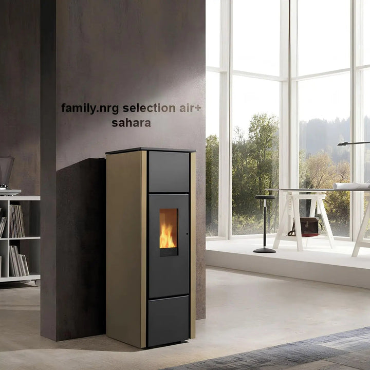 Pelletofen Wodtke family.nrg selection air+ | 6/8 kW – Pelletofen mit sandfarbenen Seiten neben einem hohen Fenster im Wohnraum