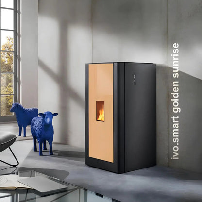Pelletofen Wodtke ivo.smart water+ | 8/13 kW | wasserführend – Pelletofen mit goldfarbener Front im Wohnraum mit hohen Fenstern