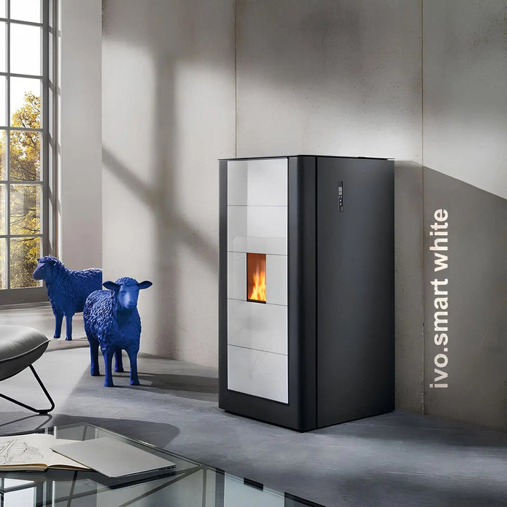 Pelletofen Wodtke ivo.smart water+ | 8/13 kW | wasserführend – Pelletofen mit heller Front im Wohnraum mit hohen Fenstern