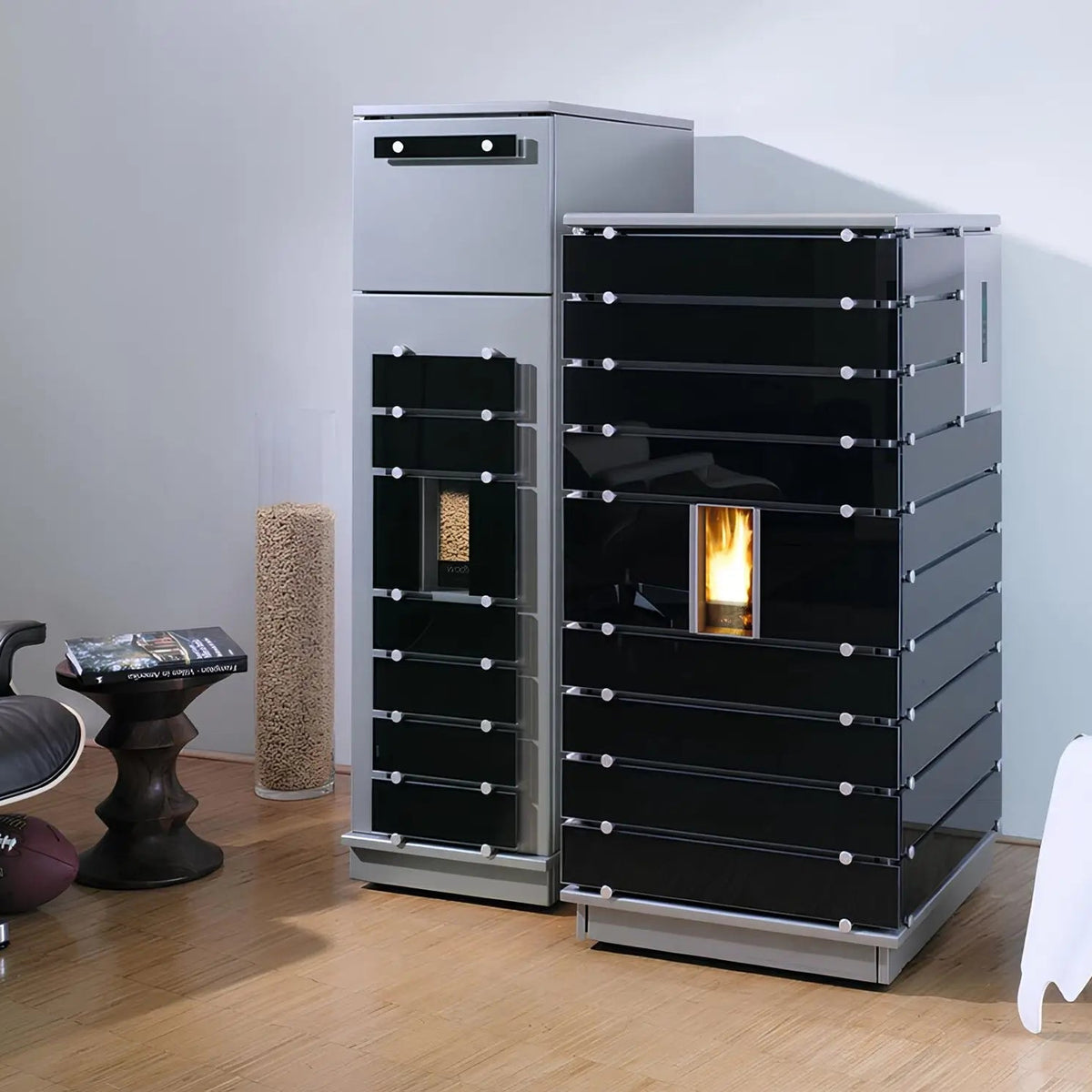 Pelletofen Wodtke ivo.tec water+ | 8/13 kW | wasserführend – Schwarzer Pelletofen mit zusätzlichem Pelletbehälter im Wohnraum