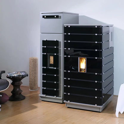 Pelletofen Wodtke ivo.tec water+ | 8/13 kW | wasserführend – Schwarzer Pelletofen mit zusätzlichem Pelletbehälter im Wohnraum