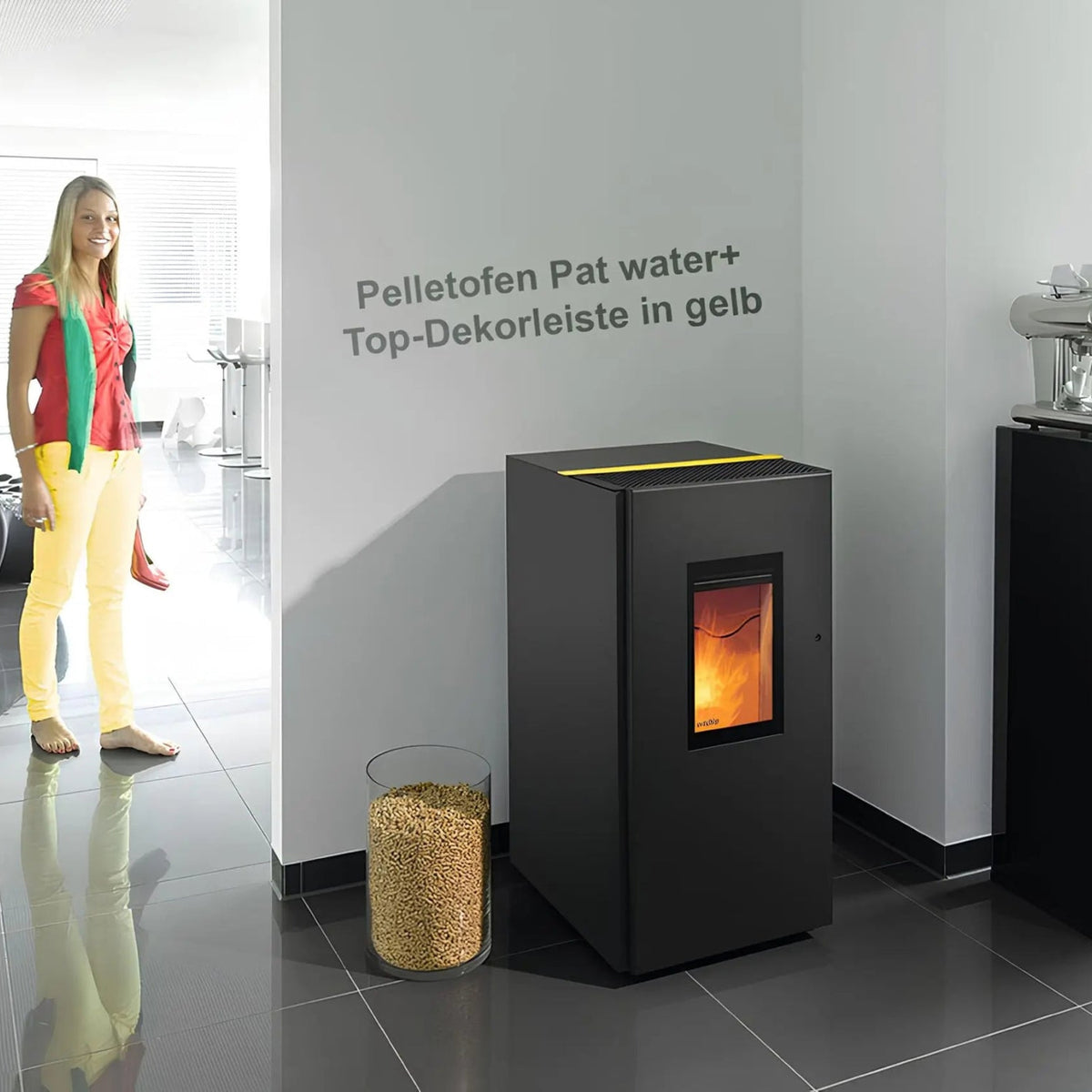 Pelletofen Wodtke Pat water+ | 8/10 kW | wasserführend – Pelletofen mit gelber Dekorleiste und Feuer im Wohnraum