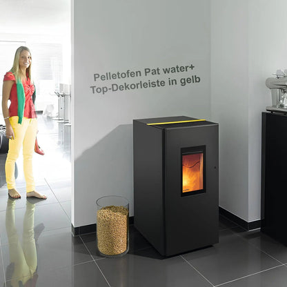 Pelletofen Wodtke Pat water+ | 8/10 kW | wasserführend – Pelletofen mit gelber Dekorleiste und Feuer im Wohnraum