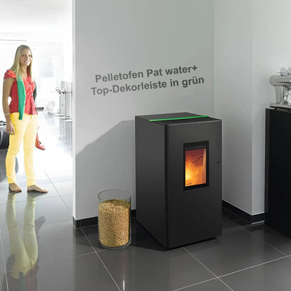 Pelletofen Wodtke Pat water+ | 8/10 kW | wasserführend – Pelletofen mit grüner Dekorleiste und Feuer im Wohnraum
