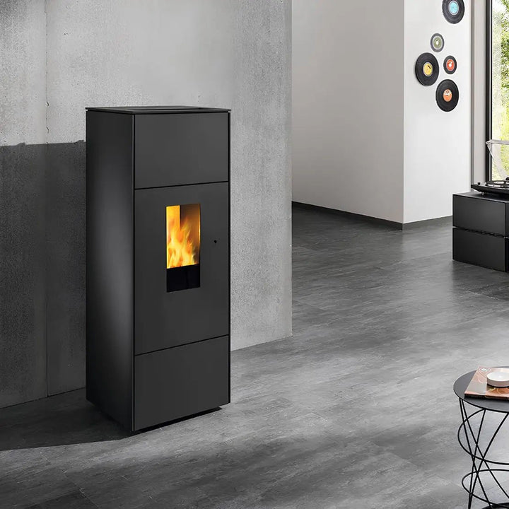 Pelletofen Wodtke shogun air+ | 6/8 kW – Schwarzer Pelletofen an einer grauen Wohnzimmerwand