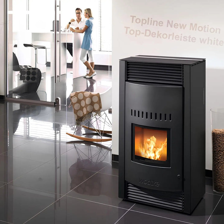 Pelletofen Wodtke Topline New Motion air+ | 8 kW – Pelletofen mit heller oberer Zierleiste im Wohnraum